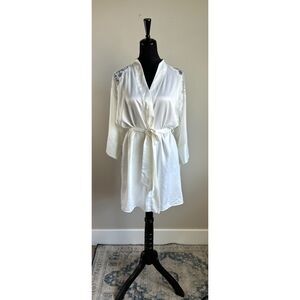 Flora Nikrooz Women's Cut White Satin “Sasha” Lace Short Wrap Kimono Robe Size S